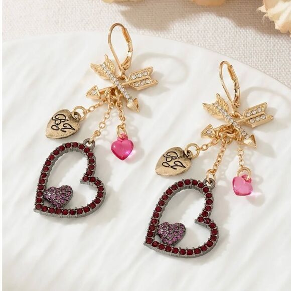 🩷 NEW Betsey Johnson Vintage unique Cupids Arrow heart dangle earrings 🩷 - Picture 1 of 7